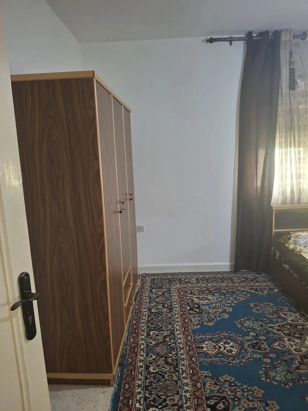 شقة سكنية مميزة للبيع في الطابق الثاني مقابل بوابة الاقتصاد الجديدة بجامعة اليرموك