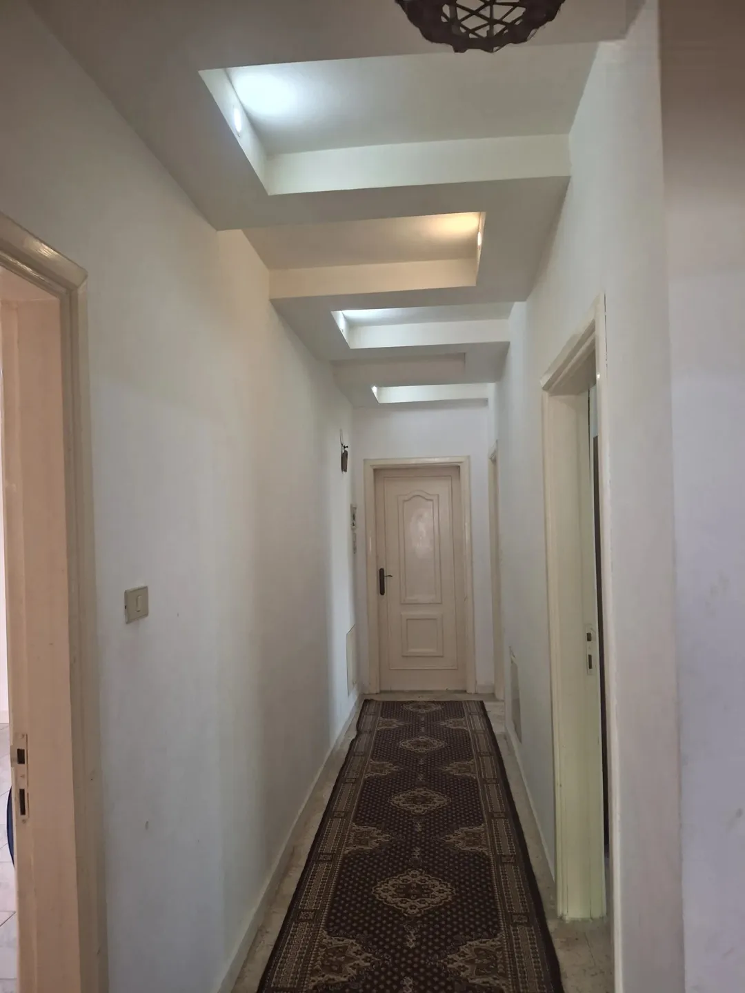 شقة سكنية مميزة للبيع في الطابق الثاني مقابل بوابة الاقتصاد الجديدة بجامعة اليرموك