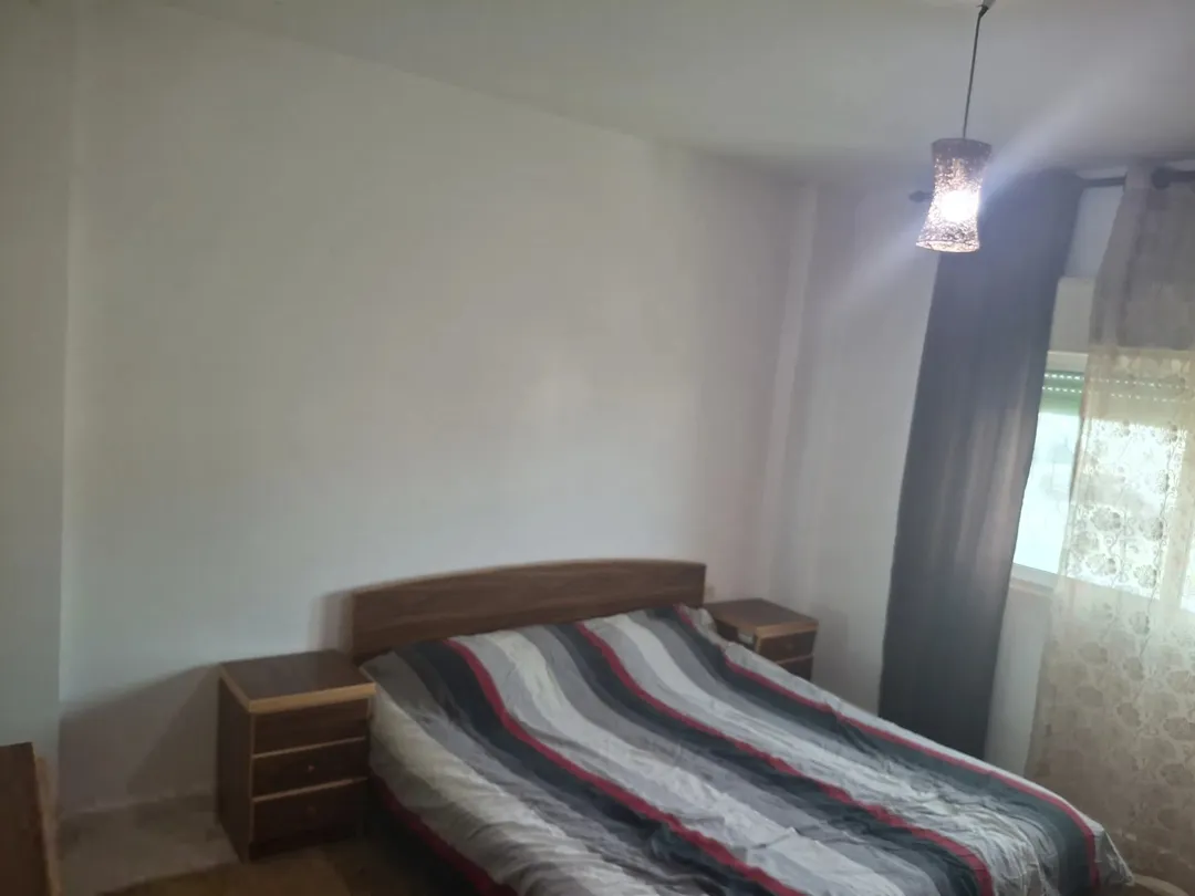 شقة سكنية مميزة للبيع في الطابق الثاني مقابل بوابة الاقتصاد الجديدة بجامعة اليرموك