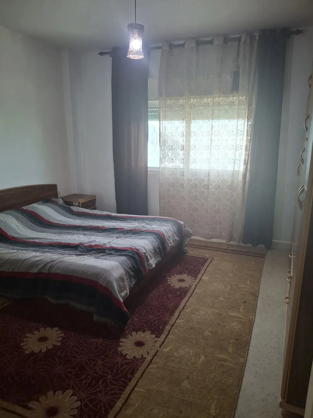 شقة سكنية مميزة للبيع في الطابق الثاني مقابل بوابة الاقتصاد الجديدة بجامعة اليرموك