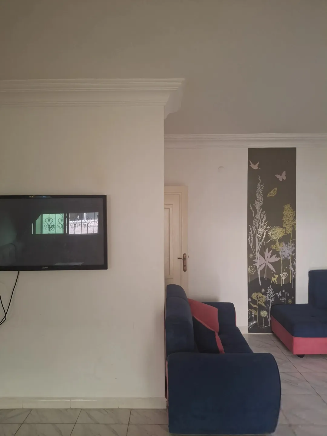شقة سكنية مميزة للبيع في الطابق الثاني مقابل بوابة الاقتصاد الجديدة بجامعة اليرموك