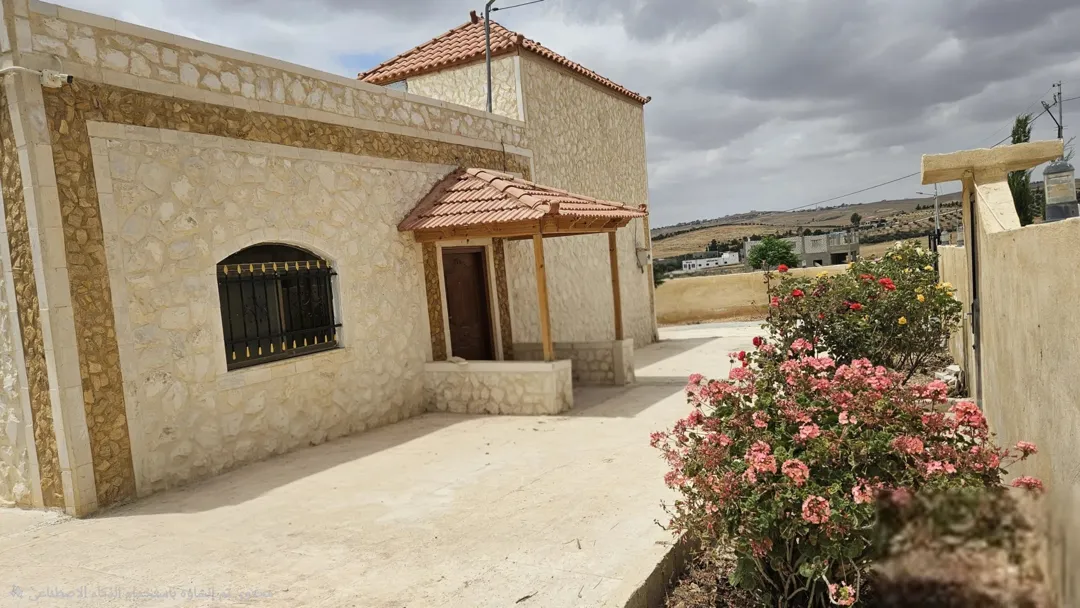 بيت مستقل للبيع في مادبا بمساحة أرض واسعة وحديقة