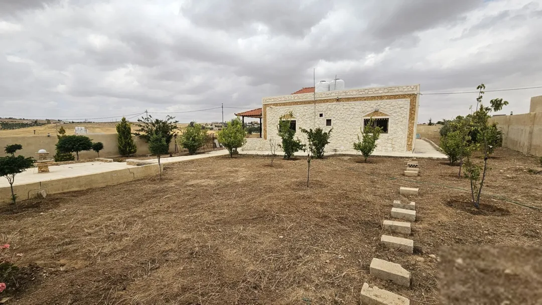 بيت مستقل للبيع في مادبا بمساحة أرض واسعة وحديقة