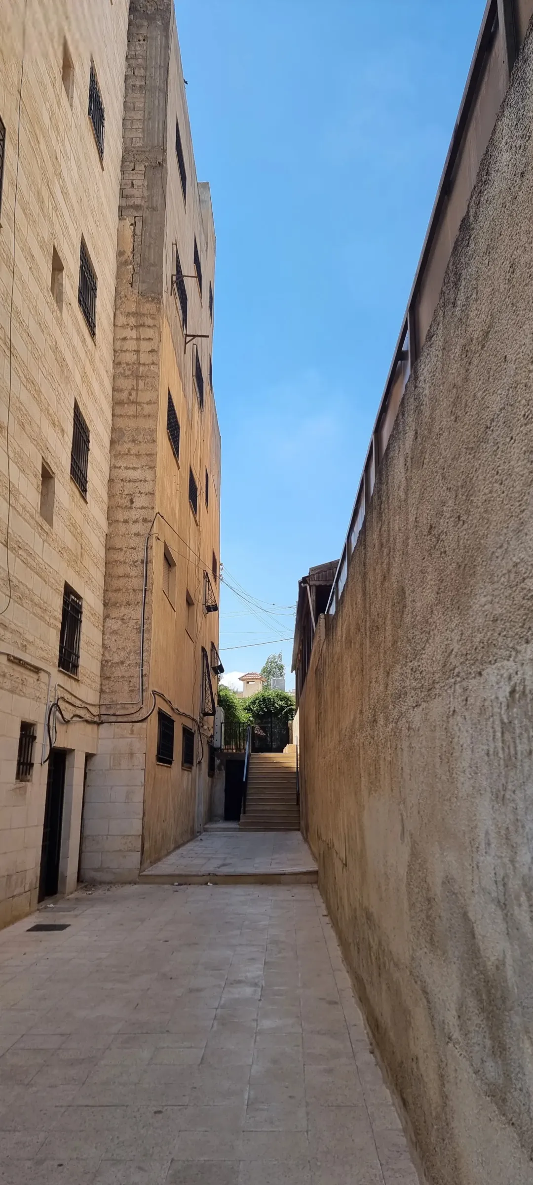 عمارة استثمارية للبيع في مرج الحمام