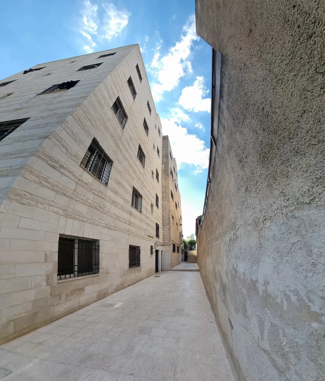 عمارة استثمارية للبيع في مرج الحمام