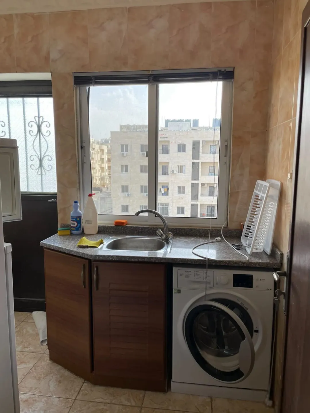 شقتان مفروشتان بسكن طالبات في موقع متميز شارع الجامعة