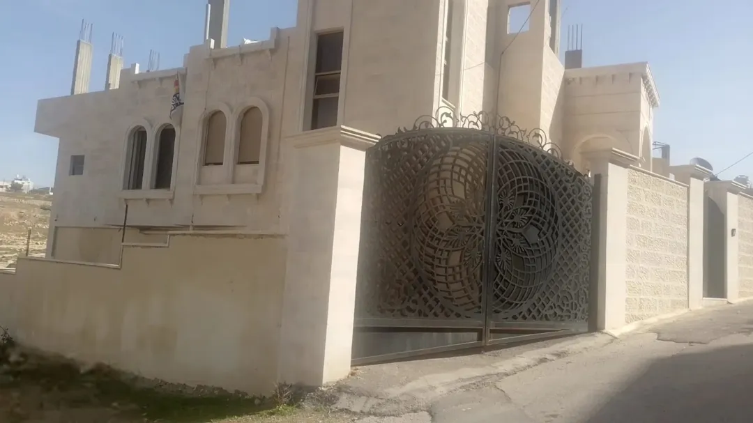 بيت فاخر في عدن عمان عمر البناء 4 سنوات