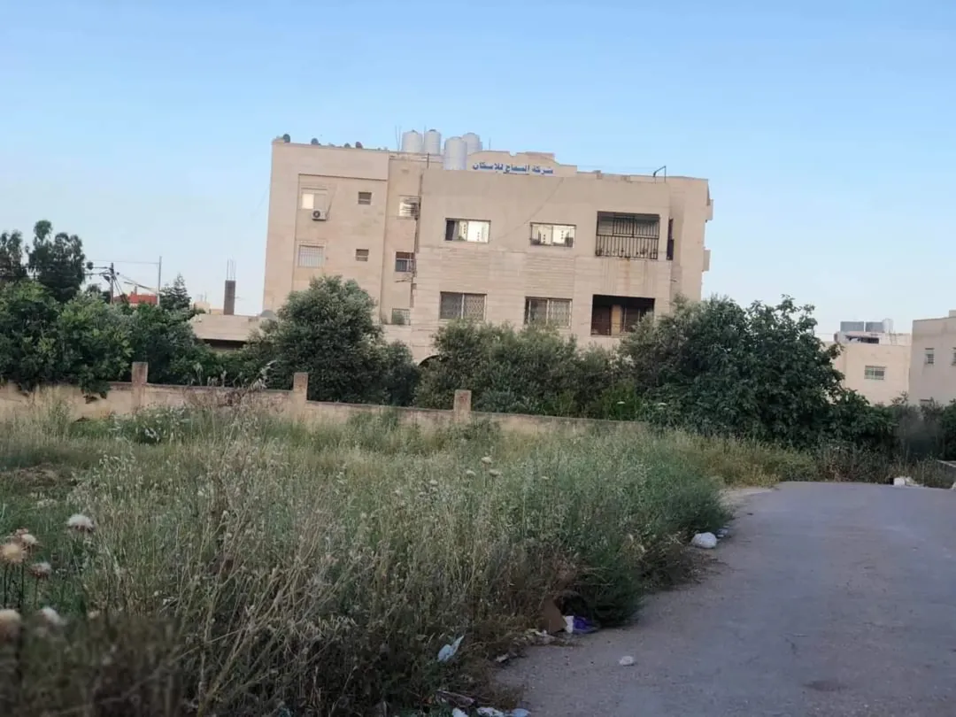 بنايه مكونه من ثلاث طوابق ب 4 شقق