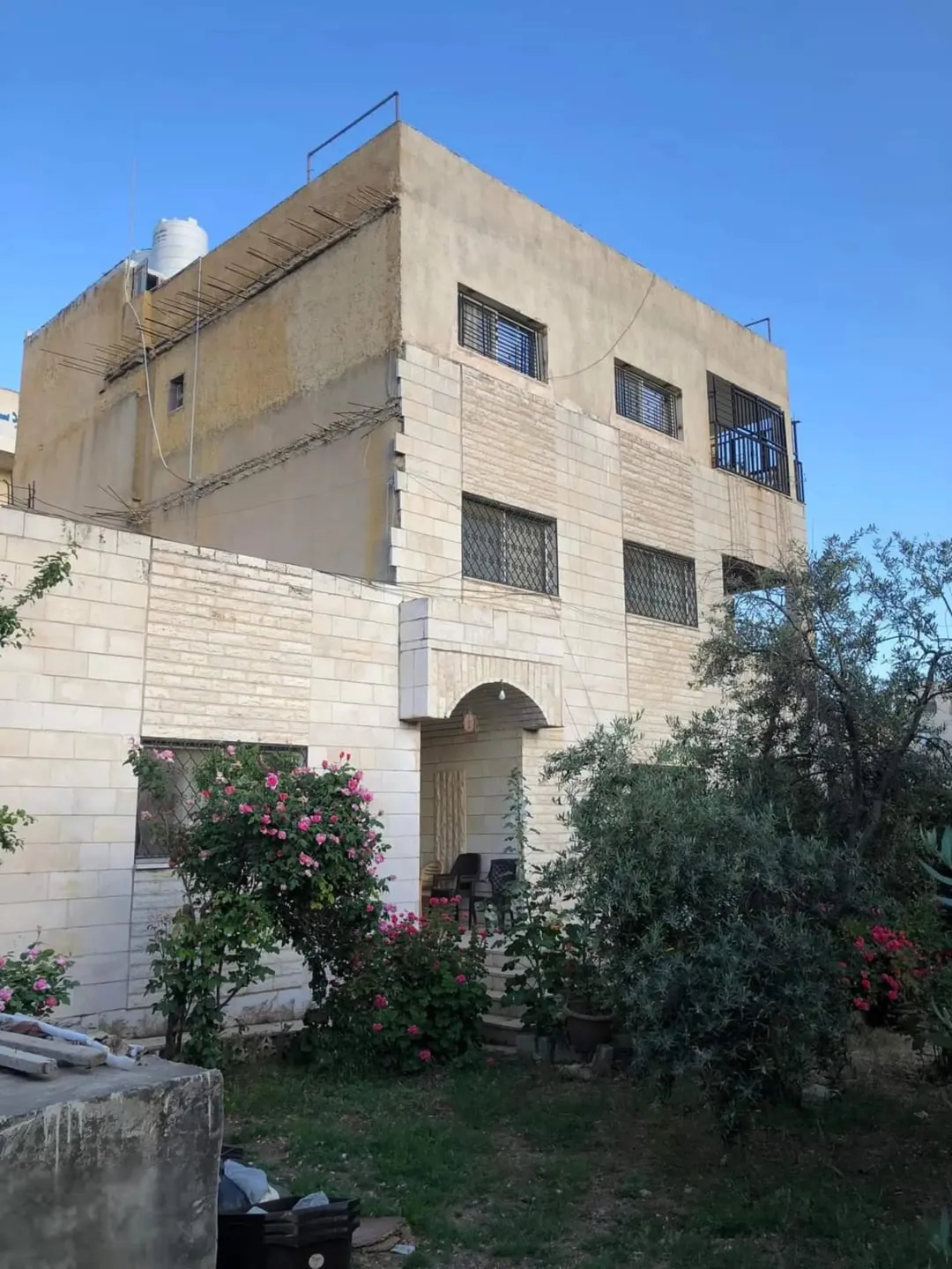 بنايه مكونه من ثلاث طوابق ب 4 شقق
