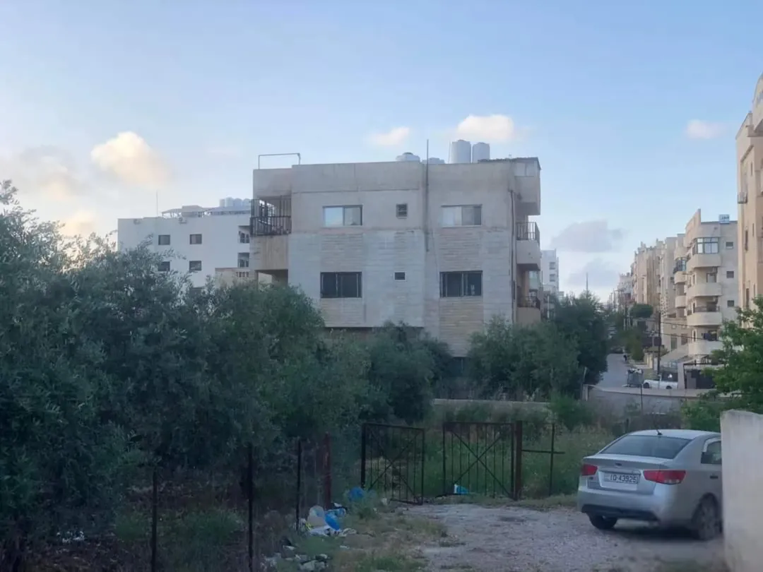 بنايه مكونه من ثلاث طوابق ب 4 شقق