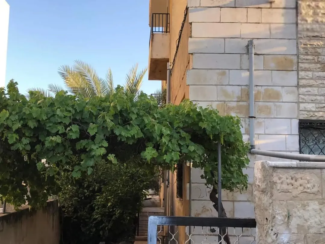 بنايه مكونه من ثلاث طوابق ب 4 شقق