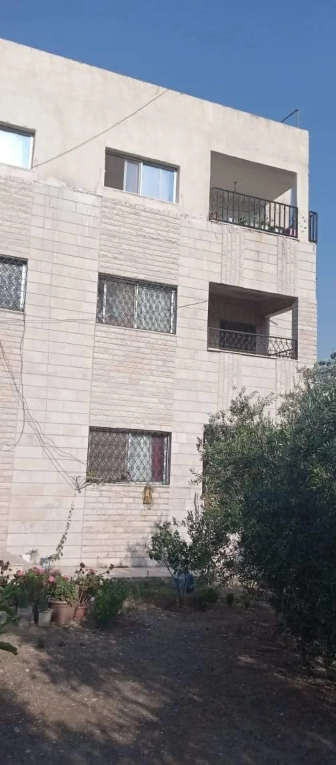 بنايه مكونه من ثلاث طوابق ب 4 شقق