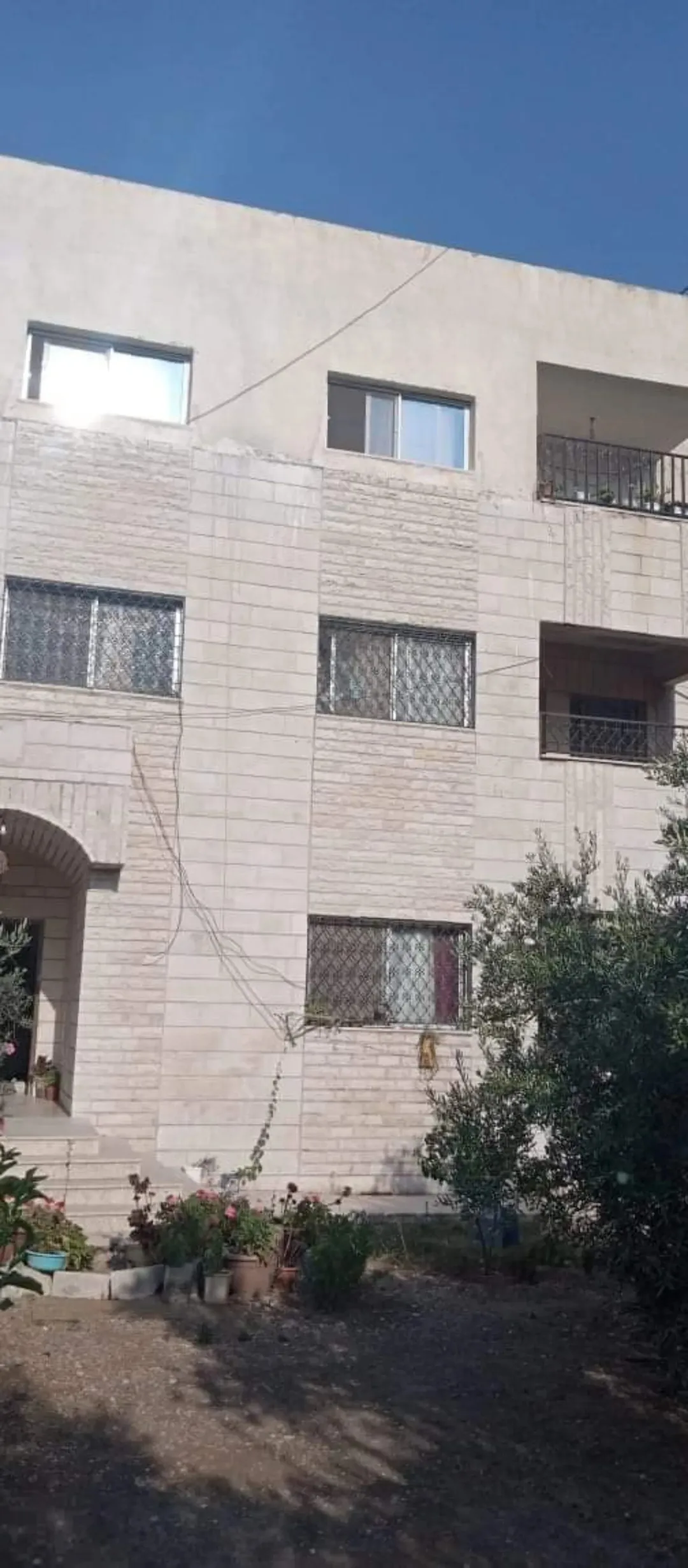 بنايه مكونه من ثلاث طوابق ب 4 شقق