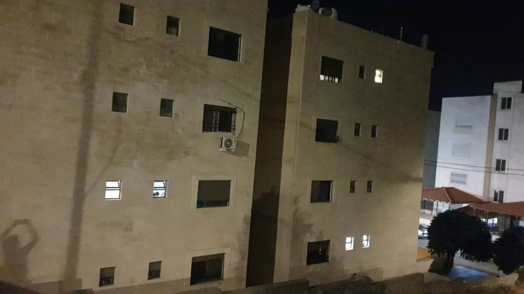 شقة ارضية للبيع في السلط اشارة الدبابنة خلف كازية توتال 150 م مباشرة