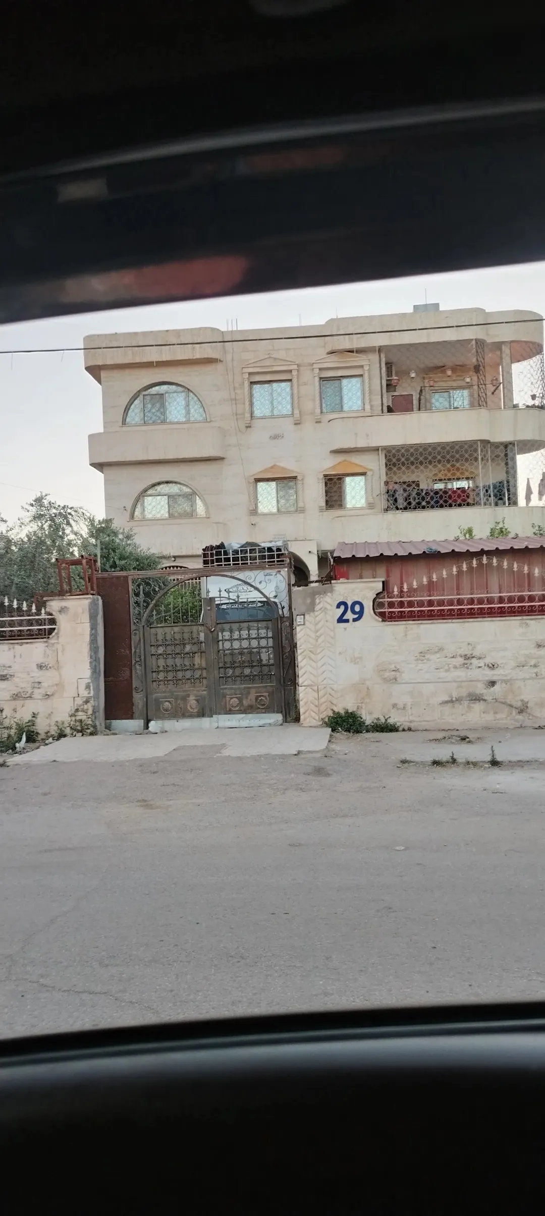 عمارة سكنية للبيع في إربد – الحي الشرقي
