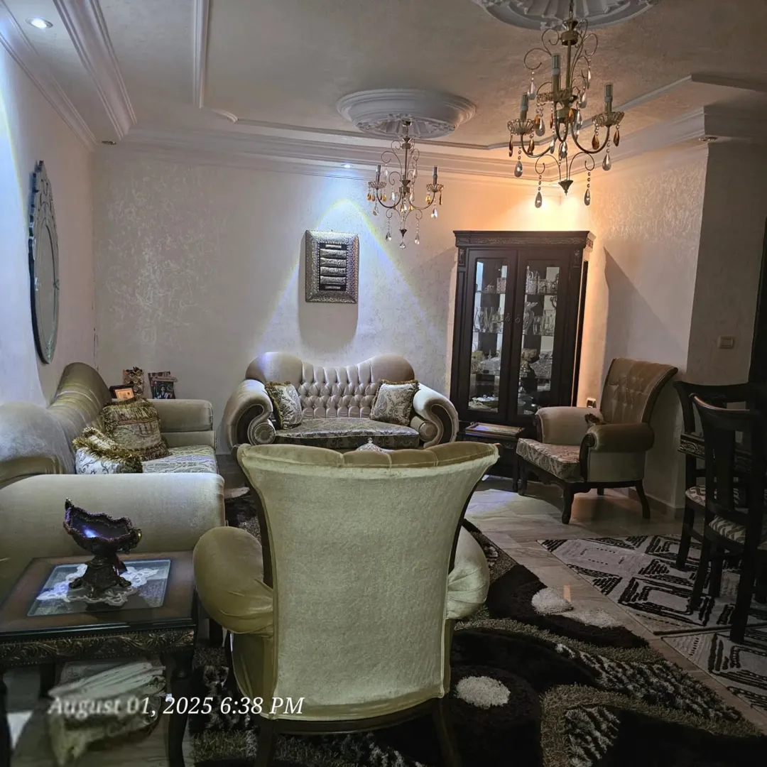 شقة فاخرة للبيع في ضاحية الرشيد – مدخل خاص وحديقة مميزة