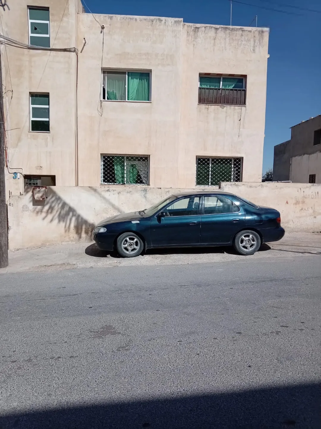 عمارة سكنية فاخرة تتألف من ثلاثة طوابق وروف أنيق