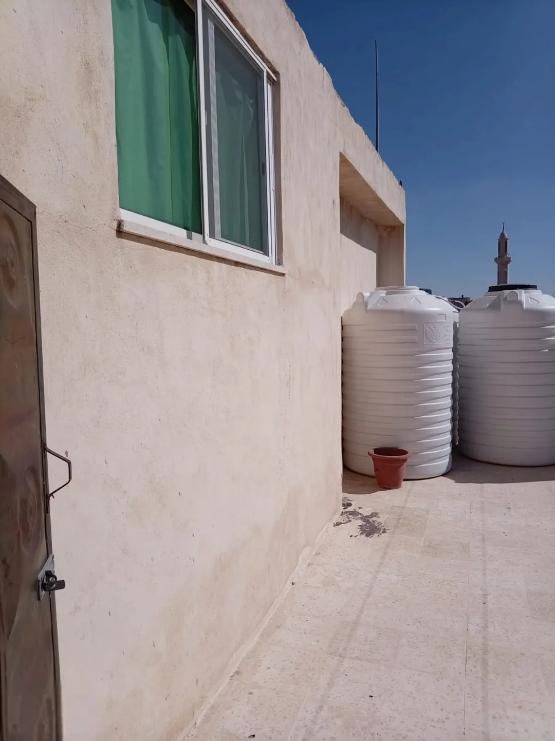 عمارة سكنية فاخرة تتألف من ثلاثة طوابق وروف أنيق