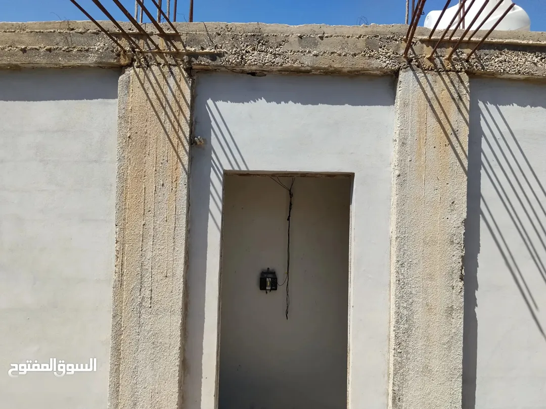 قطعة ارض مع البناء بسعر مغري بشارع ال 100بسعر 14.000 قابل للتفاوض بشئ بسيط