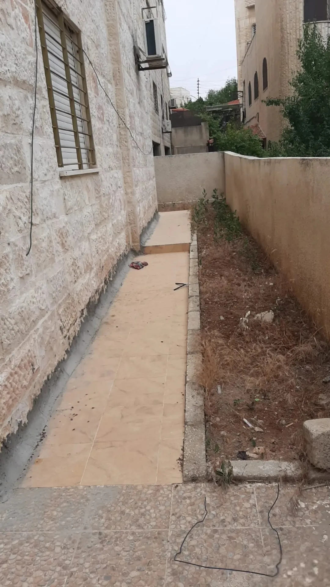 شقة أرضية مميزة للبيع في الذراع الغربي قرب دوار علي صقر