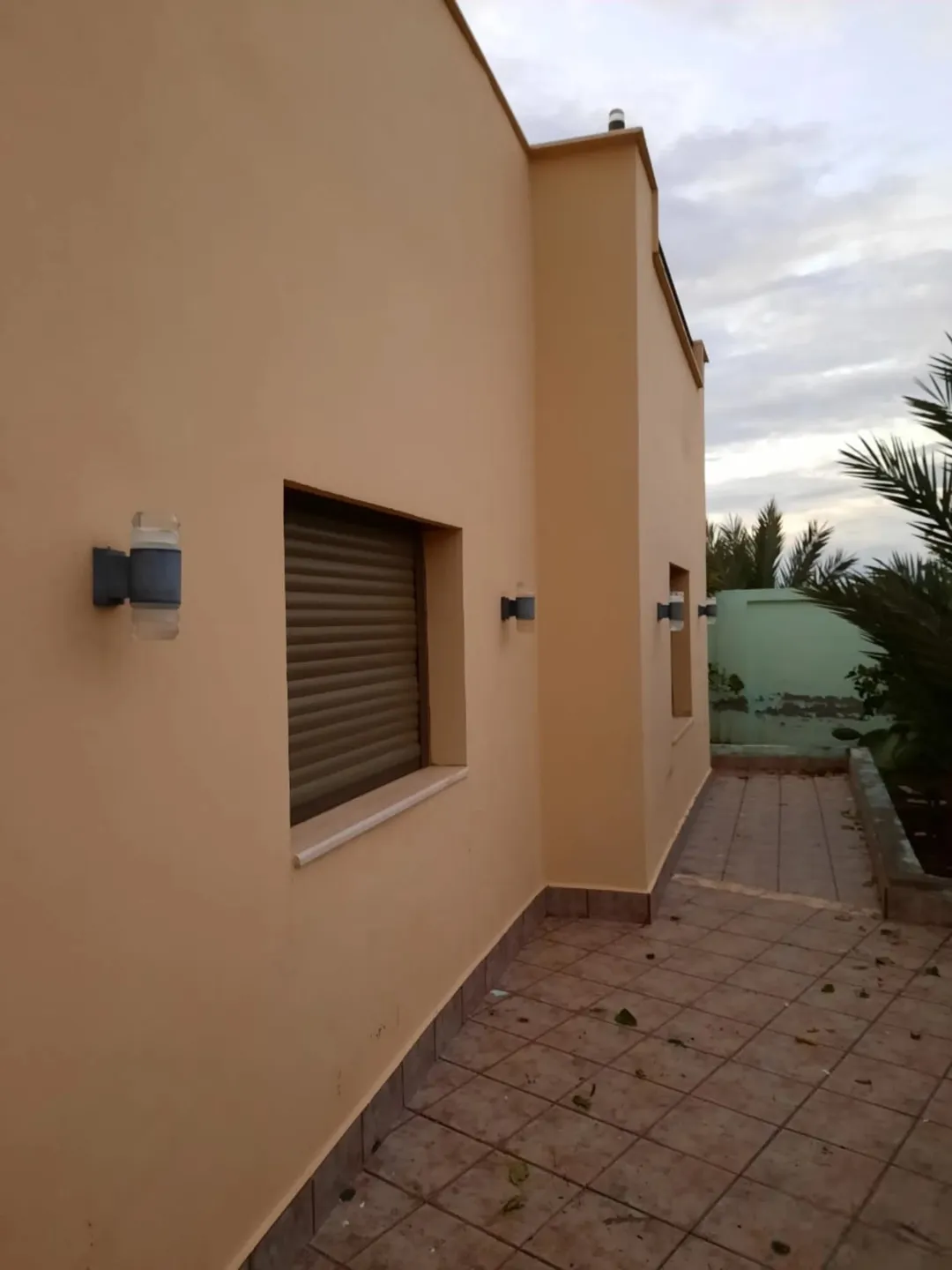 شاليه مع مسبح وملعب في الشونه الجنوبيه