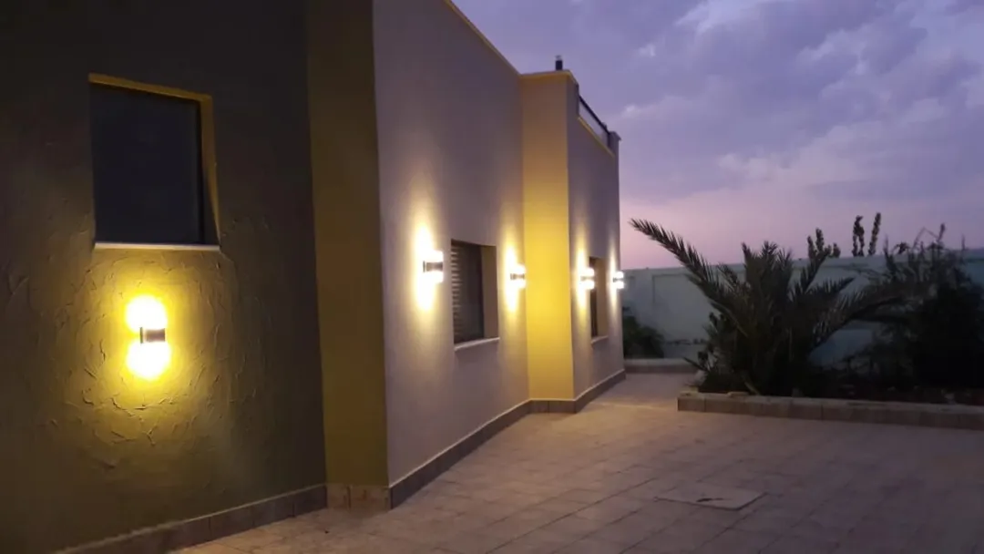 شاليه مع مسبح وملعب في الشونه الجنوبيه
