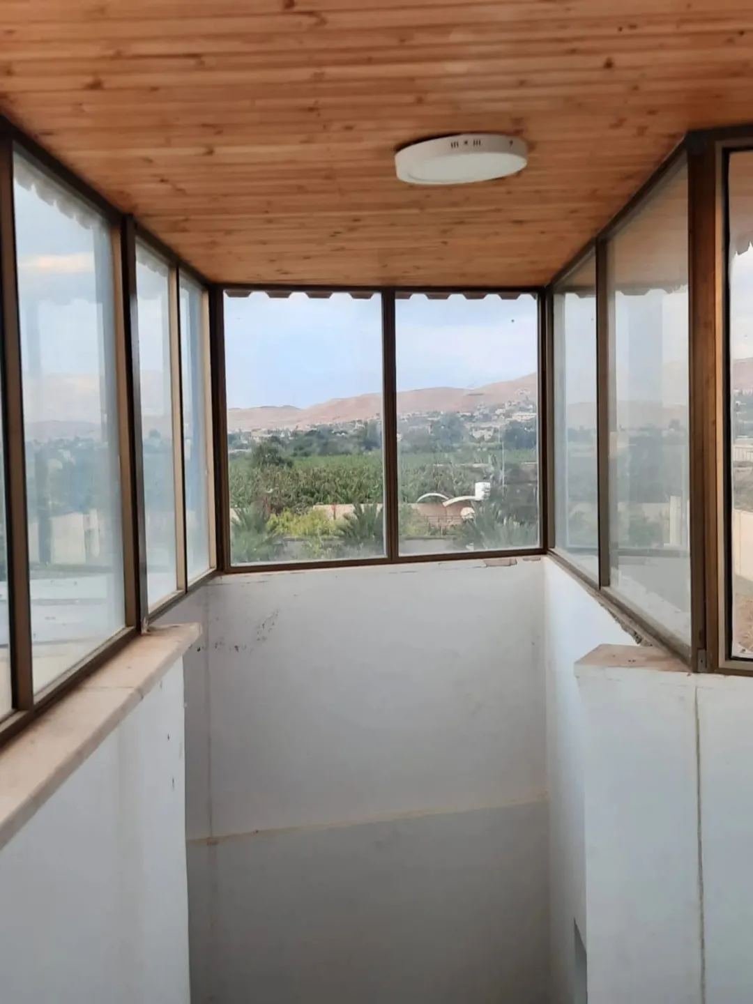 شاليه مع مسبح وملعب في الشونه الجنوبيه