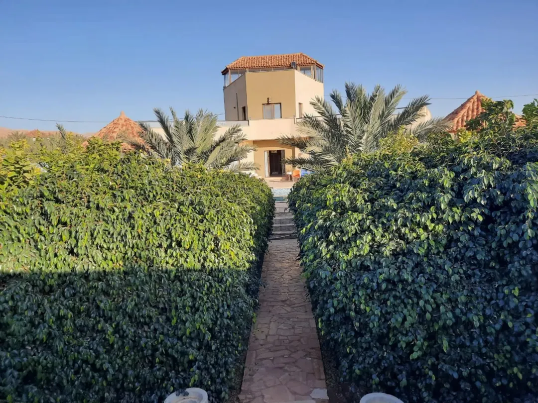 شاليه مع مسبح وملعب في الشونه الجنوبيه