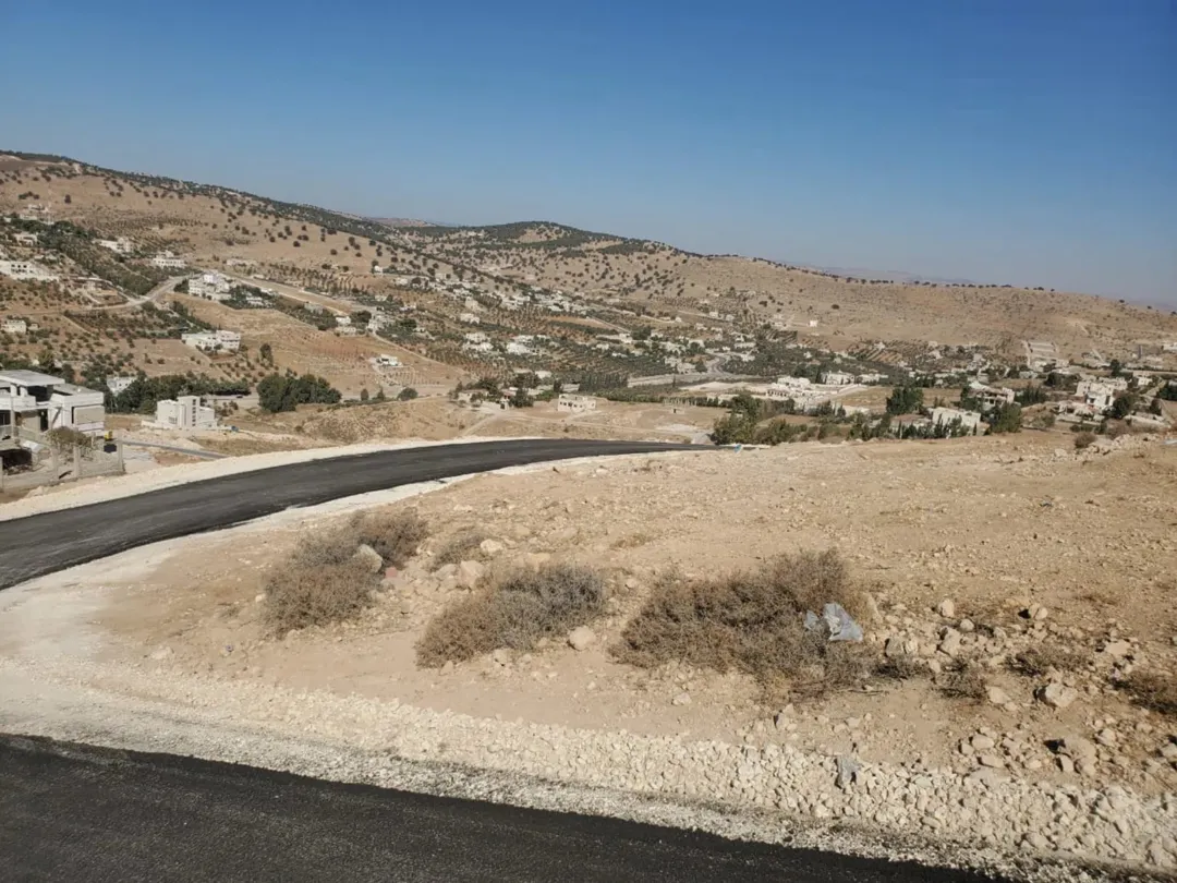 قطعة أرض مميزة بإطلالة بانورامية في قلب حوض القصبات بيرين – قمة جبل قوشان