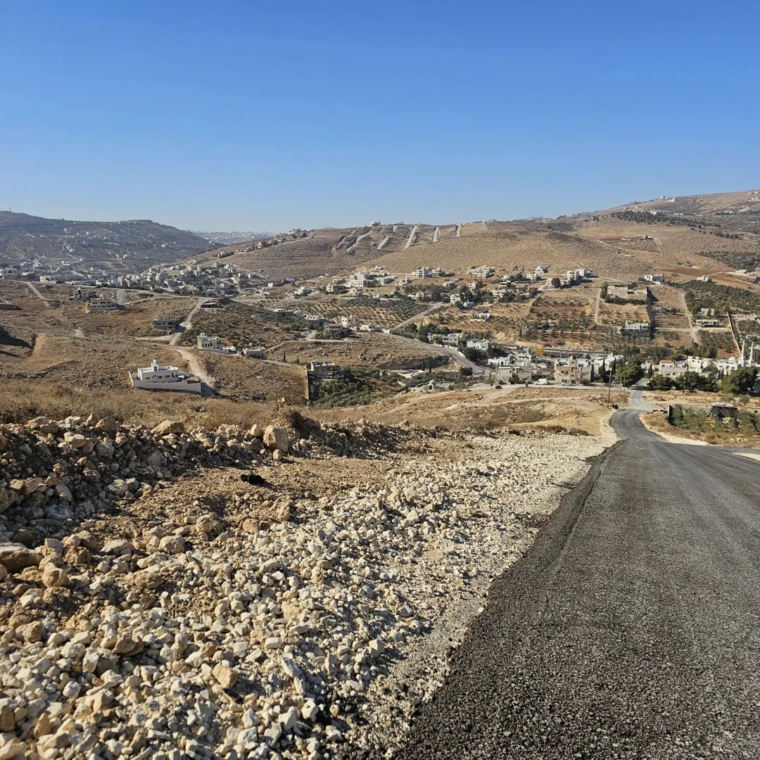 قطعة أرض مميزة بإطلالة بانورامية في قلب حوض القصبات بيرين – قمة جبل قوشان