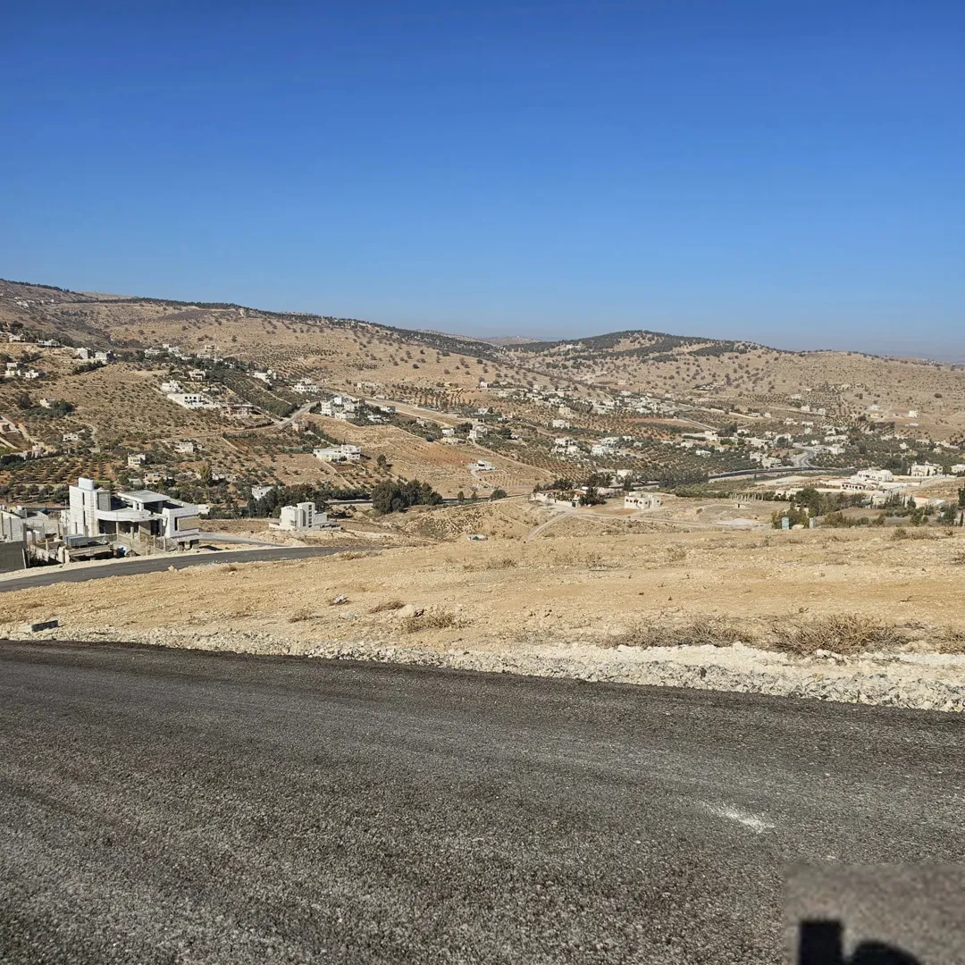 قطعة أرض مميزة بإطلالة بانورامية في قلب حوض القصبات بيرين – قمة جبل قوشان