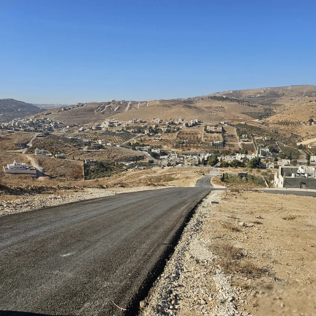 قطعة أرض مميزة بإطلالة بانورامية في قلب حوض القصبات بيرين – قمة جبل قوشان