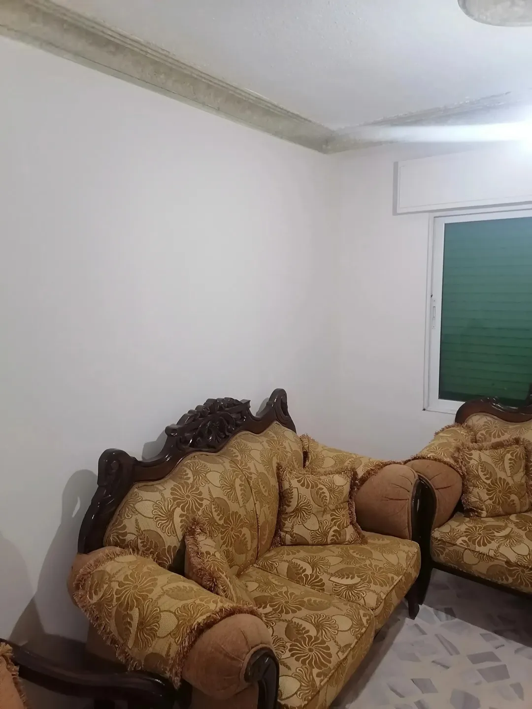شقه سوبر للبيع بالزهور مقابل مجمع الجنوب بالاسكانات الجديده عمر البناء 12 سنه بس انسكنت سنتين