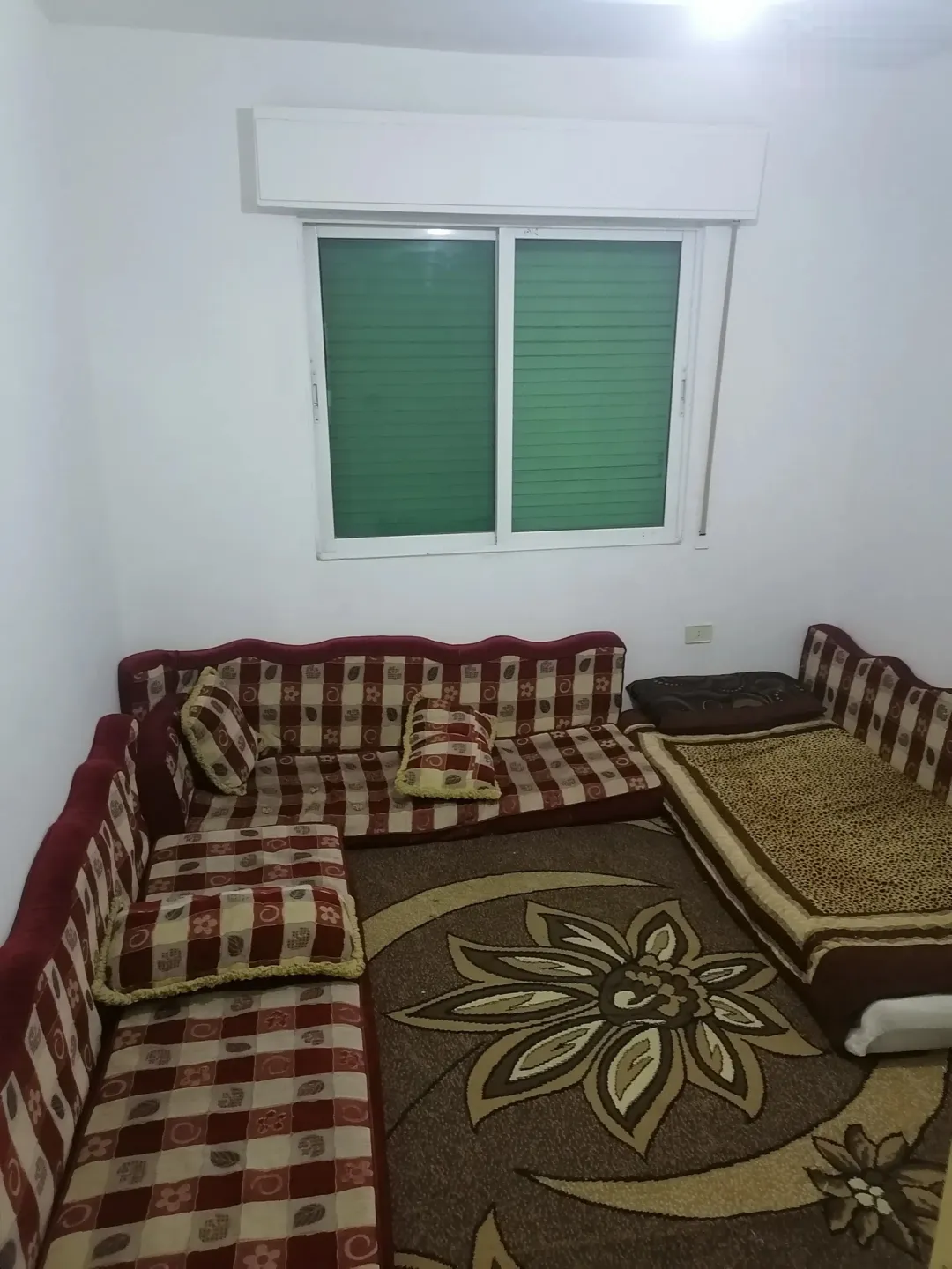 شقه سوبر للبيع بالزهور مقابل مجمع الجنوب بالاسكانات الجديده عمر البناء 12 سنه بس انسكنت سنتين