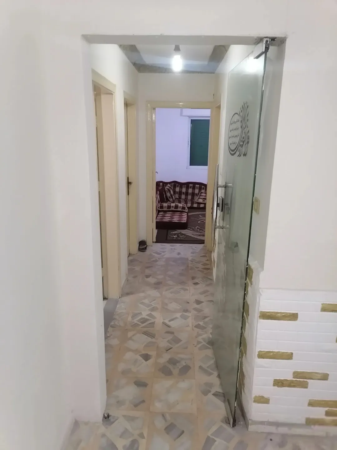 شقه سوبر للبيع بالزهور مقابل مجمع الجنوب بالاسكانات الجديده عمر البناء 12 سنه بس انسكنت سنتين