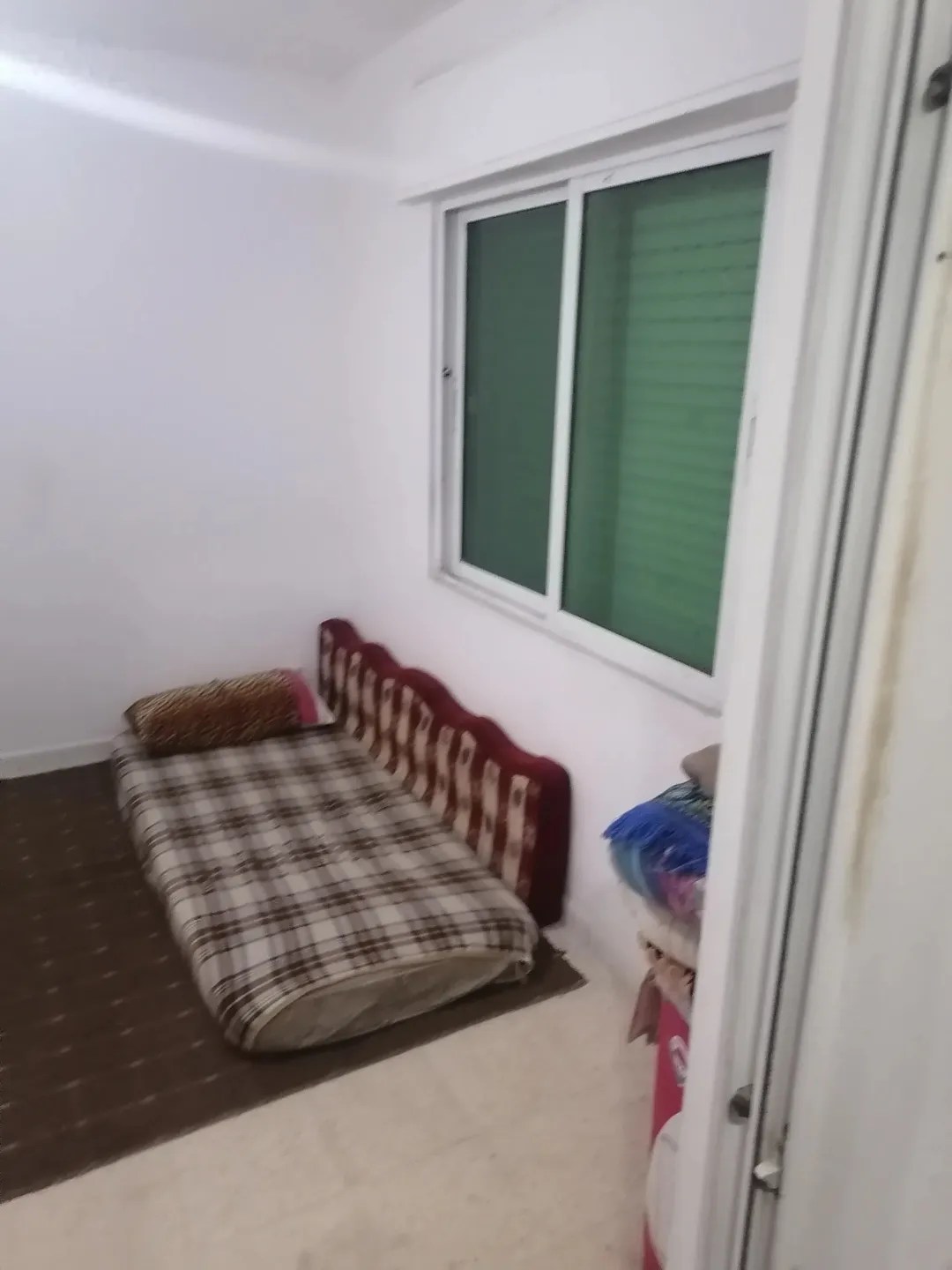 شقه سوبر للبيع بالزهور مقابل مجمع الجنوب بالاسكانات الجديده عمر البناء 12 سنه بس انسكنت سنتين
