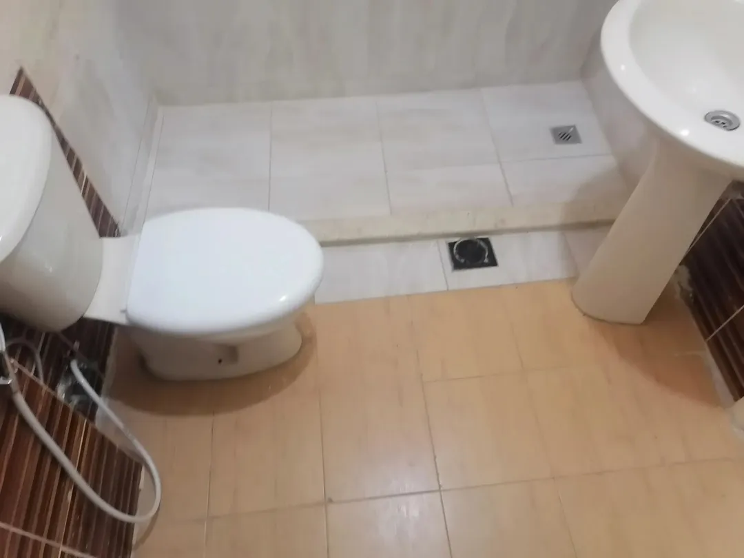 شقه سوبر للبيع بالزهور مقابل مجمع الجنوب بالاسكانات الجديده عمر البناء 12 سنه بس انسكنت سنتين