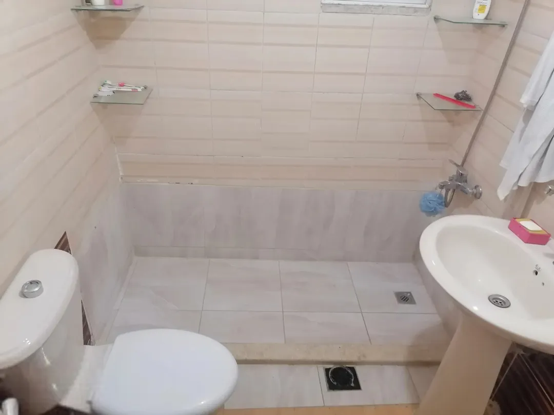 شقه سوبر للبيع بالزهور مقابل مجمع الجنوب بالاسكانات الجديده عمر البناء 12 سنه بس انسكنت سنتين