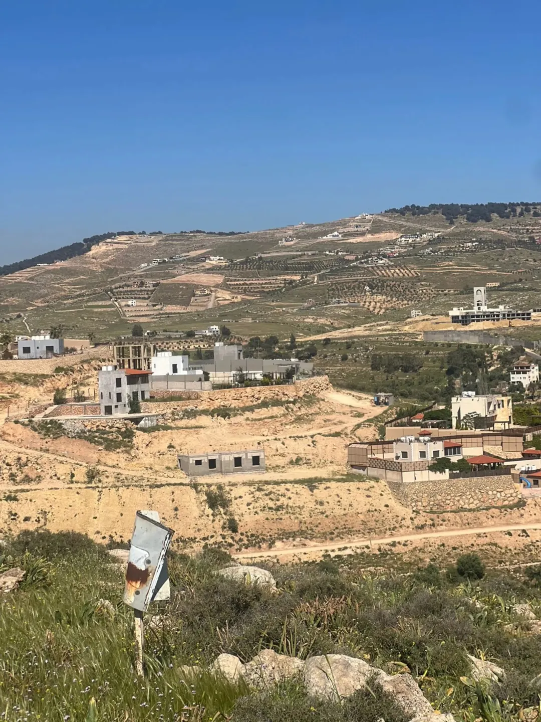 أرض للبيع في جرش بالقرب من مشروع روضة جرش السياحي وجامعة البلقاء الجديدة.