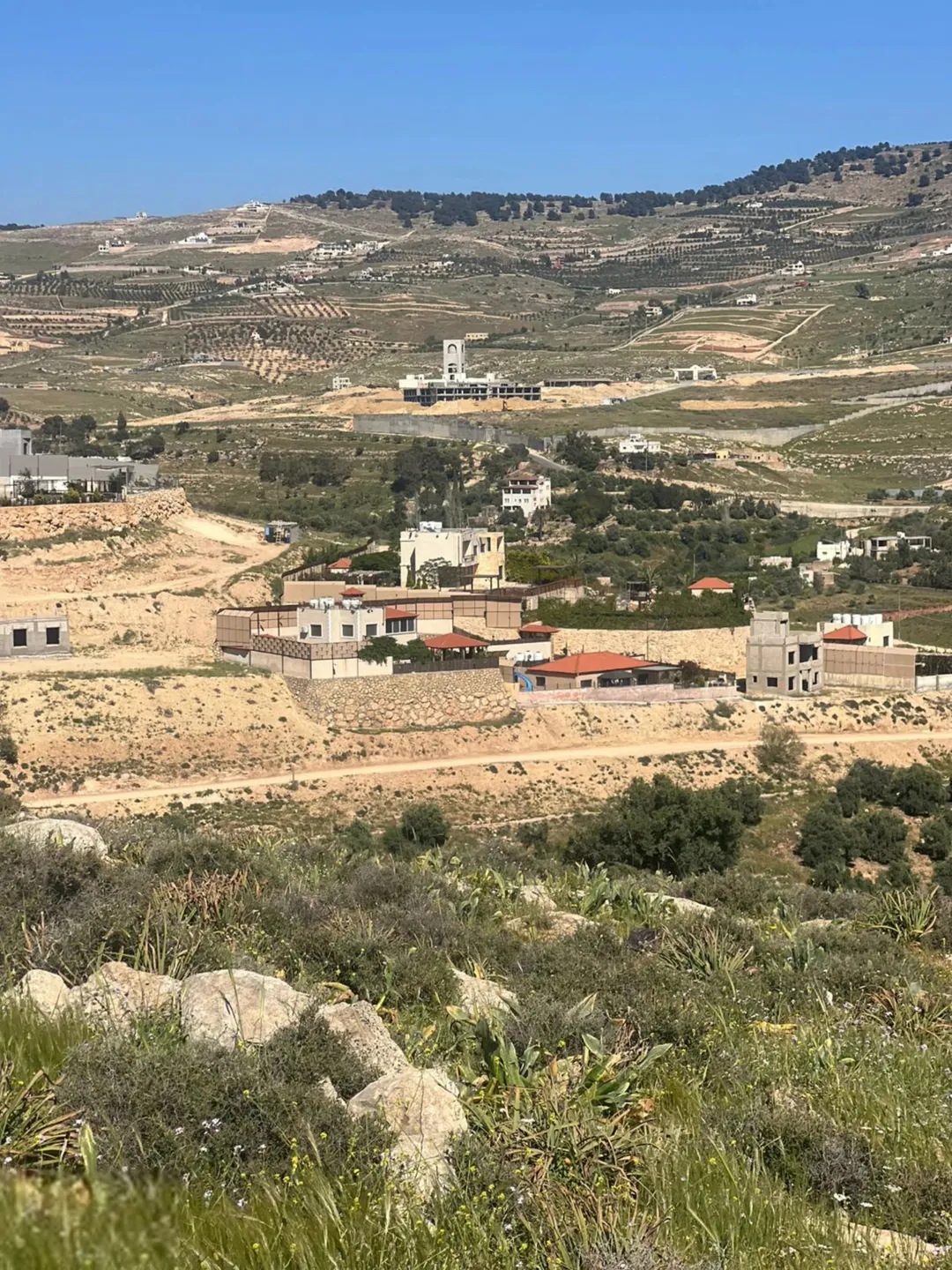 أرض للبيع في جرش بالقرب من مشروع روضة جرش السياحي وجامعة البلقاء الجديدة.