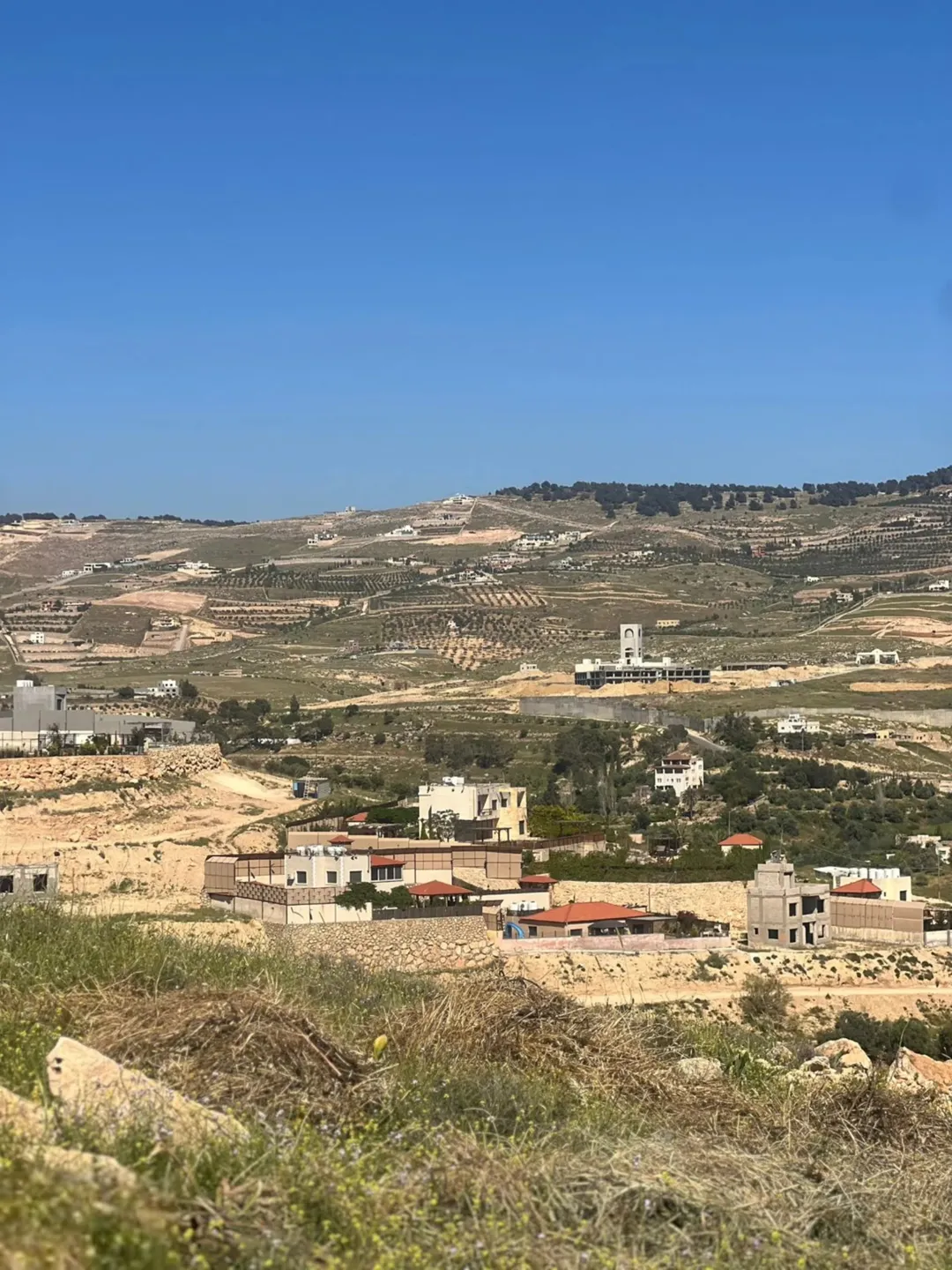 أرض للبيع في جرش بالقرب من مشروع روضة جرش السياحي وجامعة البلقاء الجديدة.