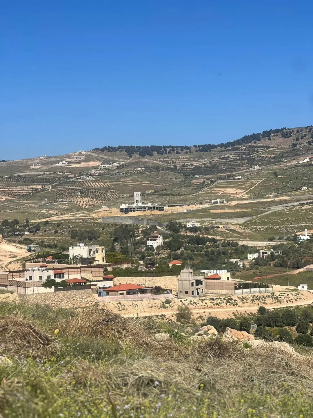 أرض للبيع في جرش بالقرب من مشروع روضة جرش السياحي وجامعة البلقاء الجديدة.