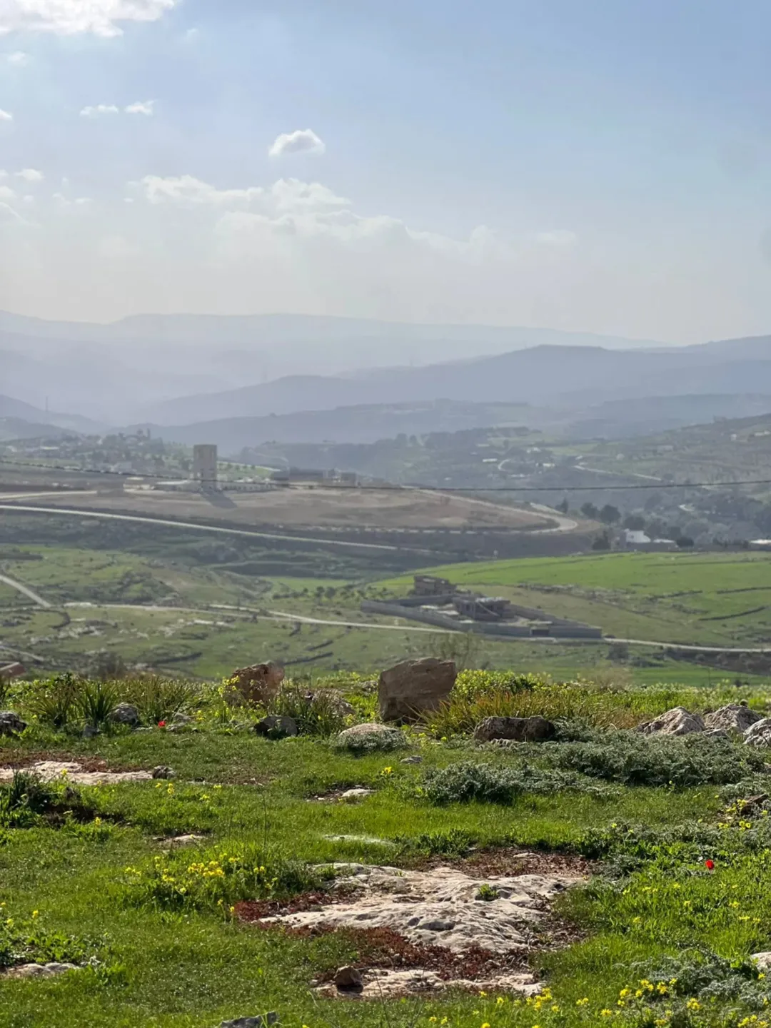 أرض للبيع في جرش بالقرب من مشروع روضة جرش السياحي وجامعة البلقاء الجديدة.
