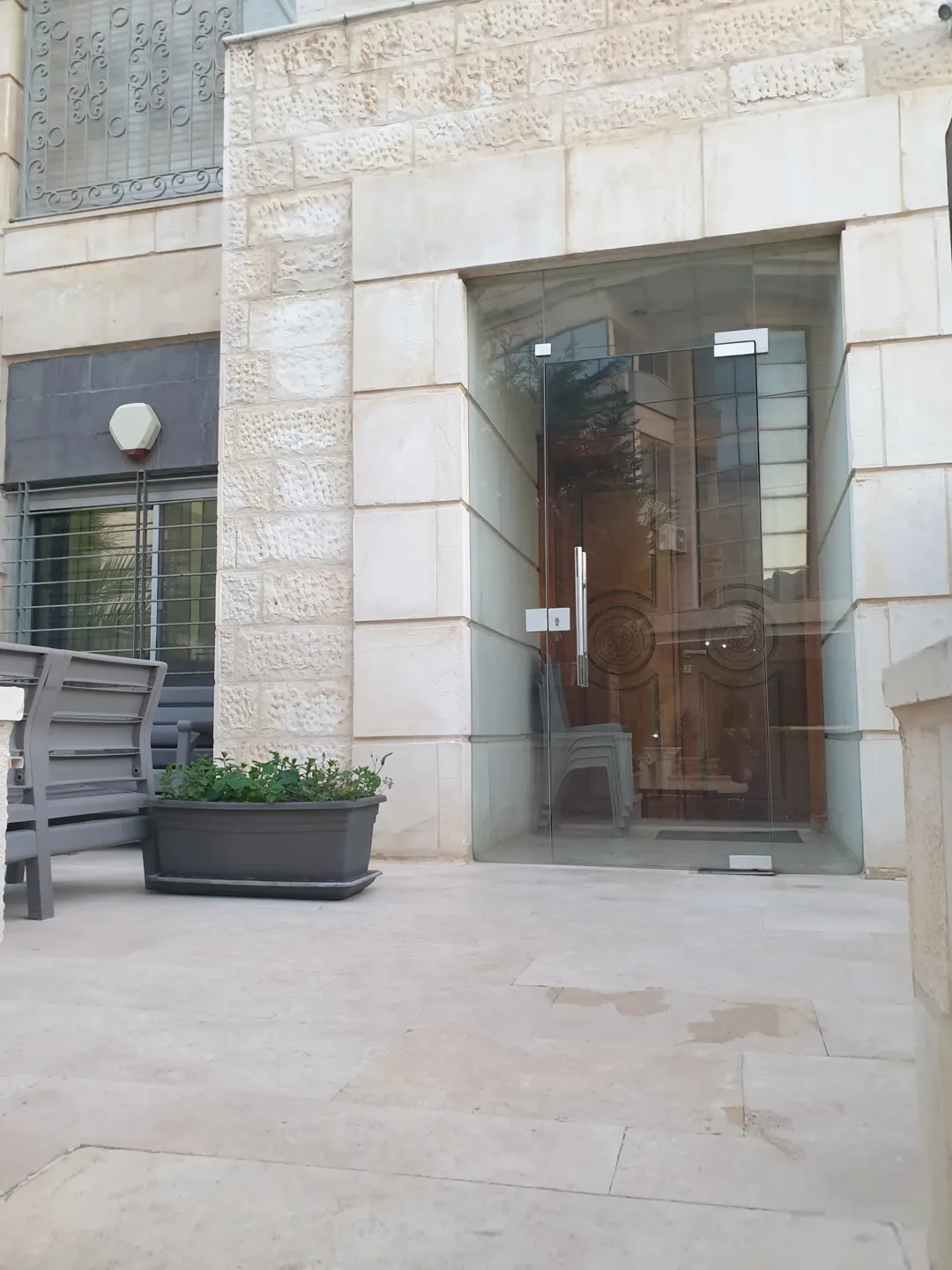 شقة ارضية بمساحة 220م داخلي و 50م خارجي باجمل شوارع ضاحية النخيل السعر 152000دينار صافي-للجادين فقط