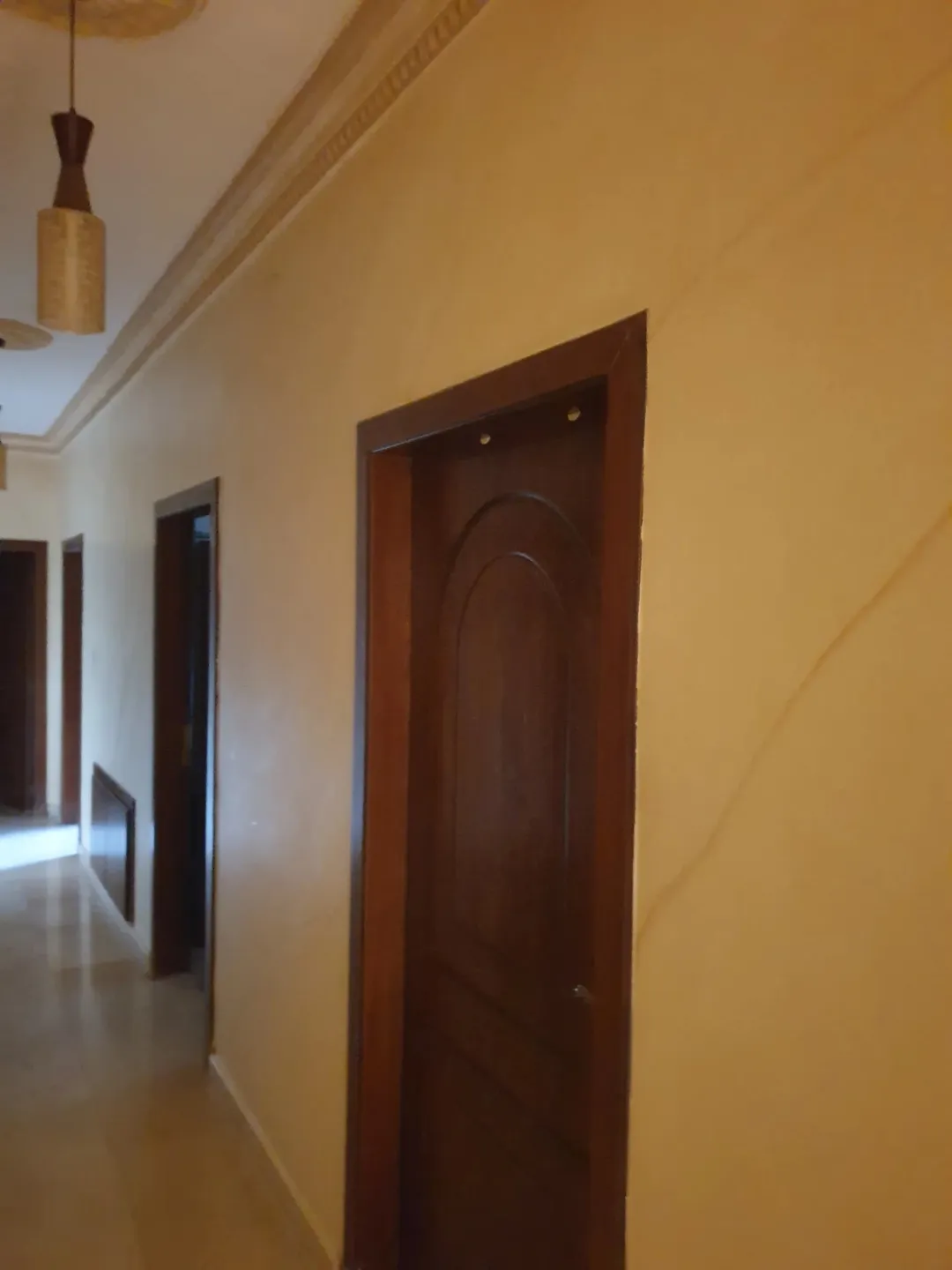 شقة ارضية بمساحة 220م داخلي و 50م خارجي باجمل شوارع ضاحية النخيل السعر 152000دينار صافي-للجادين فقط