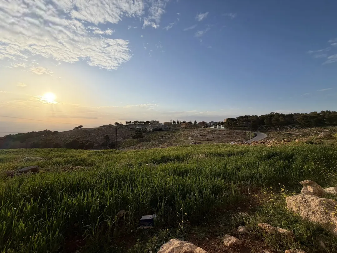 أرض مميزة بإطلالة ساحرة على البحر الميت – بالقرب من عمّان