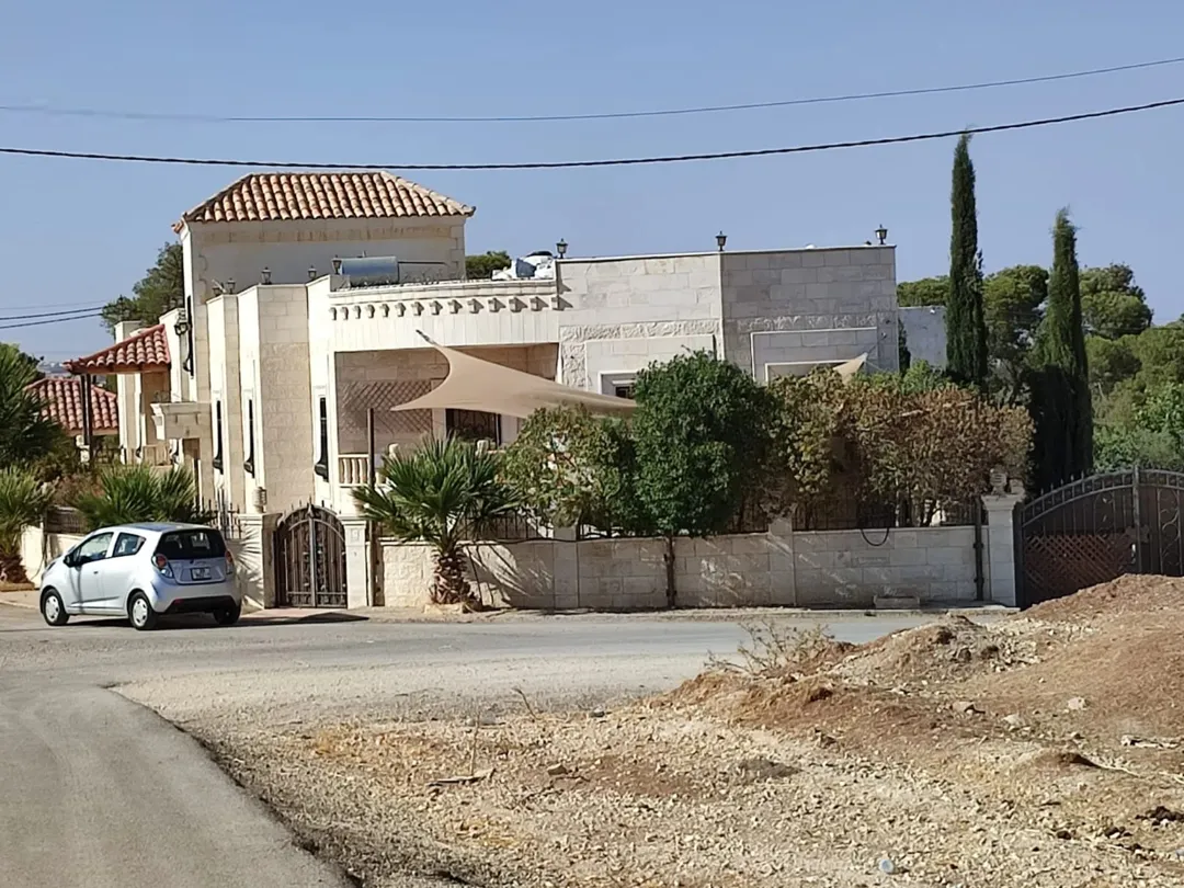 أرض سكنية للبيع في منطقة منجا – عمان بإطلالة بانورامية خلابة