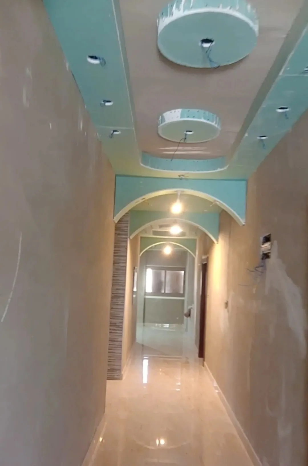 منزل طابقين بمساحات واسعة في جبل الأمير حسن