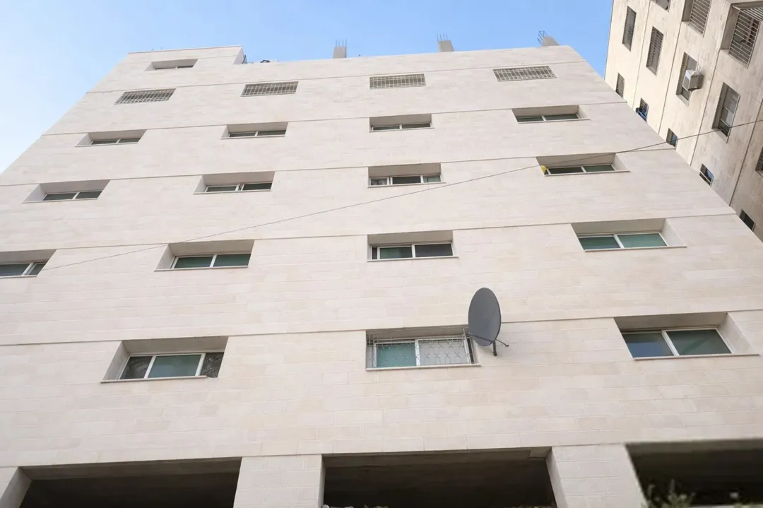 عمارة استثمارية في جبل عمان – 31 وحدة – دخل 67,000 دينار – عائد 10٪ (فرص تطوير 11–12٪)