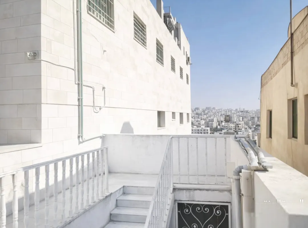 عمارة استثمارية في جبل عمان – 31 وحدة – دخل 67,000 دينار – عائد 10٪ (فرص تطوير 11–12٪)